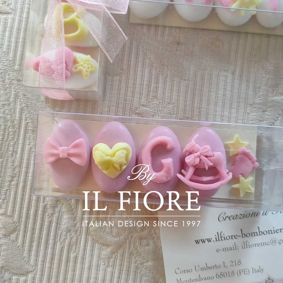 Bomboniere nascita confetti decorati pasta di zucchero Bomboniere nascita confetti rosa con lettera. 4 confetti