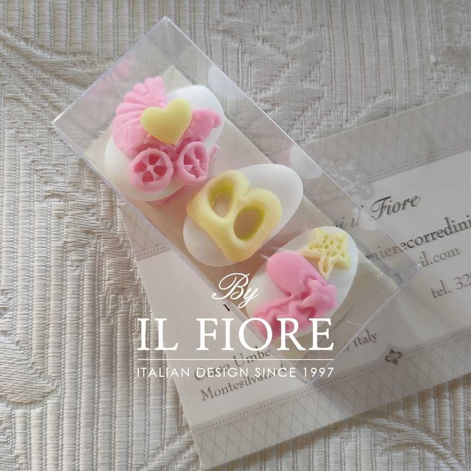 Bomboniera Battesimo scatola in legno con cuore e rose Confetti decorati con lettera iniziale. 3 confetti