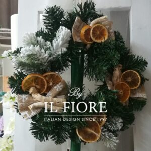 Ghirlanda natalizia con frutta secca e fiocchi natalizi.