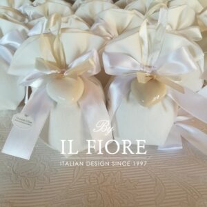 Bomboniera Matrimonio sacchetto portaconfetti con cuori in ceramica.