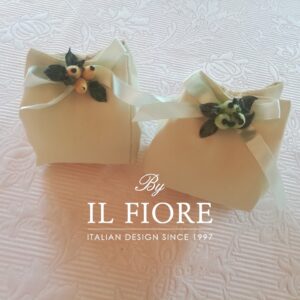 Bomboniera sacchetto con fruttini in ceramica.