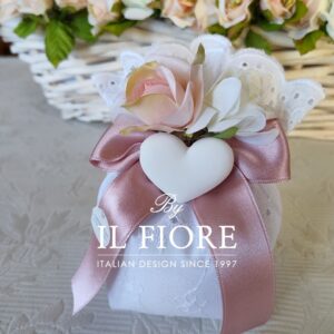 Bomboniere Comunione e Cresima Sacchetto Sangallo con fiori e gessetto a forma di cuore