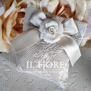 Bomboniera nozze argento sacchetto in pizzo con rosa in ceramica