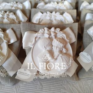 Bomboniere Matrimonio Shabby Chic Sacchetti con medaglione Sposi in Gesso Profumato