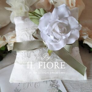 Cuscino portafedi elegante con pizzo e fiore
