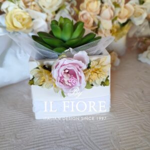 Bomboniere piantina grassa con vasetti in gesso con fiori e Sangallo
