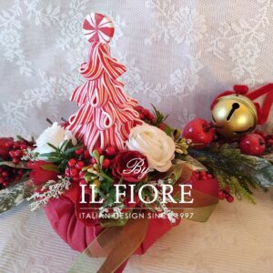 Decorazione Natalizia fatta a mano con fiori e albero di Natale