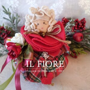 Decorazione Natalizia fatta a mano con fiori e bambolina