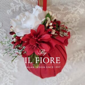 Palline di Natale rosse decorata con fiori