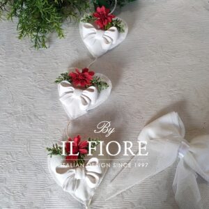 Cuori natalizi con fiocco e fiori per albero di Natale o fuori porta