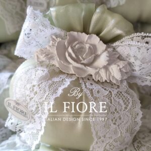 Bomboniere artigianali Matrimonio sacchetto portaconfetti con peonia e fiocco in pizzo