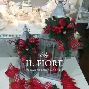 Lanterna natalizia in ferro battuto con bacche rosse