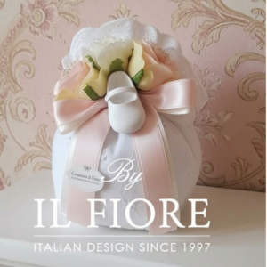bomboniera battesimo sacchetto sangallo con scarpette e fiori.