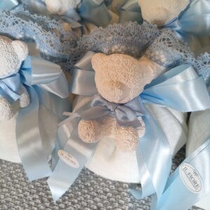 Bomboniera Battesimo sacchetto con orso e merletto azzurro