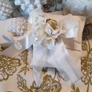 Bomboniera elegante matrimonio busta con fiore e fiocchi