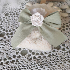 Bomboniera sacchetto con scaglie di sapone e fiore in gesso