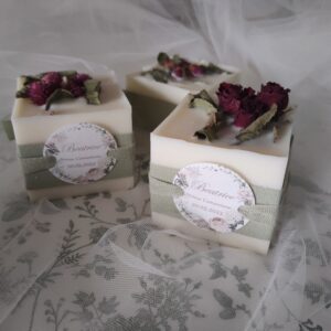 Bomboniere Matrimonio candele con fiori e tag personalizzata
