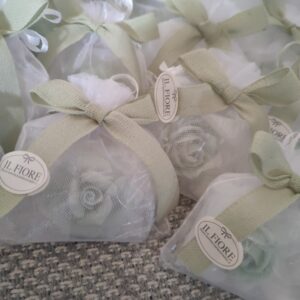 Bomboniere matrimonio candele fiori con sacchetto in organza