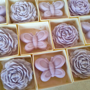 Bomboniera candela peonia e farfalle Comunione e Cresima