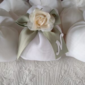 Bomboniera Comunione e Cresima sacchetto in organza lettera e fiore