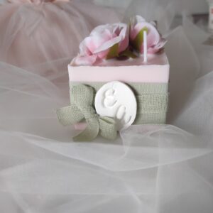 Bomboniere matrimonio candela con fiori e lettere personalizzate