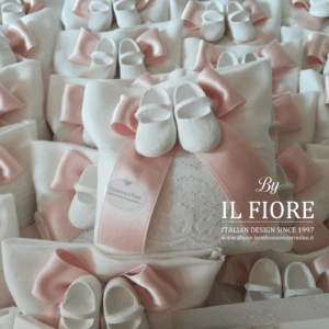 Bomboniere Battesimo con scarpette bimba e sacchetto con pizzo