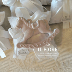 Bomboniera Battesimo cuscino in Sangallo con cavalluccio a dondolo