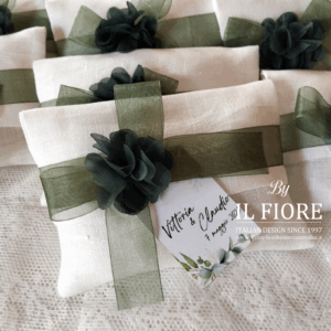Bomboniera matrimonio sacchetto con fiore in organza e tag