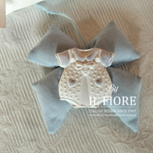 Bomboniera Battesimo bimbo fiocco con calamita body o bavaglino.