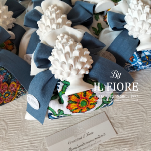 Bomboniere matrimonio sacchetto maioliche siciliane e pigna.