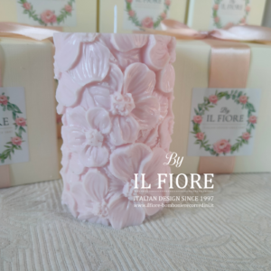 Bomboniera candela con fiori.