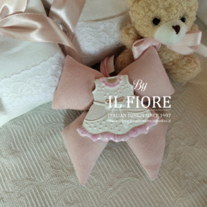 Bomboniera Battesimo bimba fiocco con calamita vestitino o bavaglino.