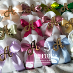 Bomboniera Comunione sacchetto in organza lettera dorata nastri colorati