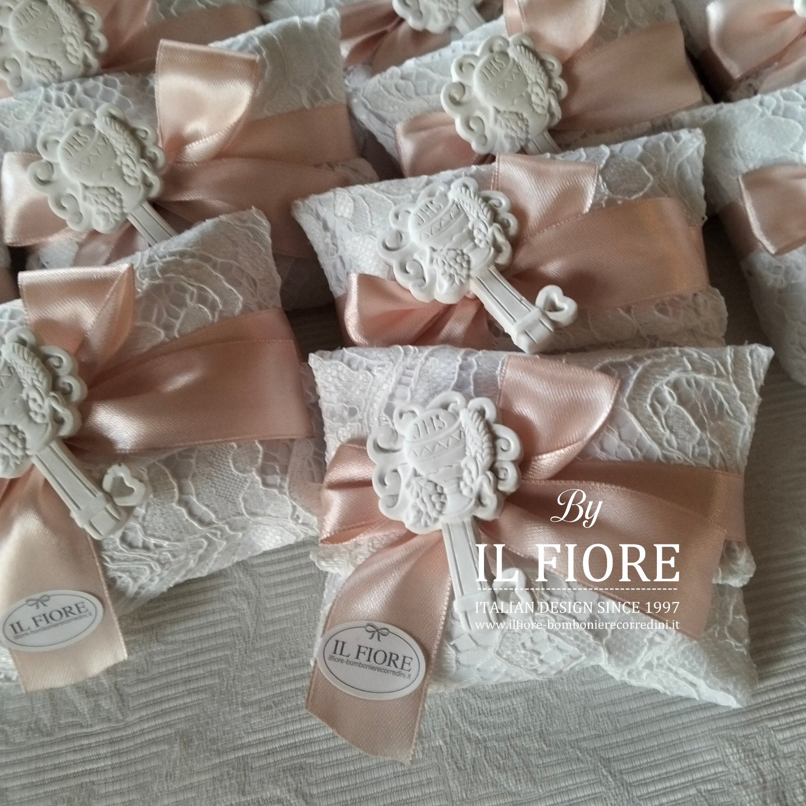 bomboniere artigianali,segnaposti,partecipazioni,fuoriporta,targhette,quadretti nascita,portafoto,abiti neonati