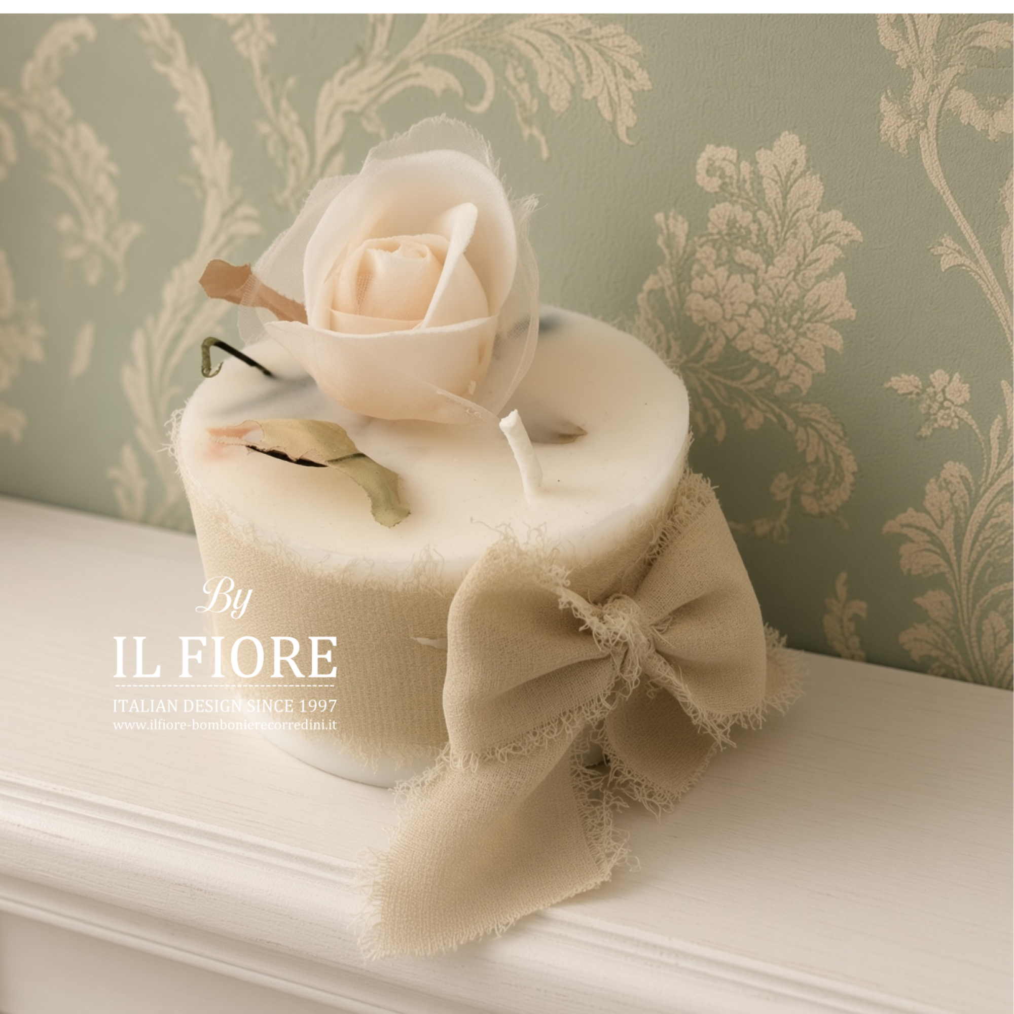 bomboniera matrimonio candela con fiore e fiocco